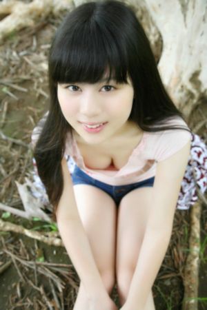 一男一女在家里撒狗粮还斗地主