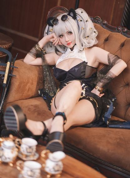 老头把舌头伸进她腿间视频