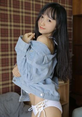 没穿内衣的瑜伽教练